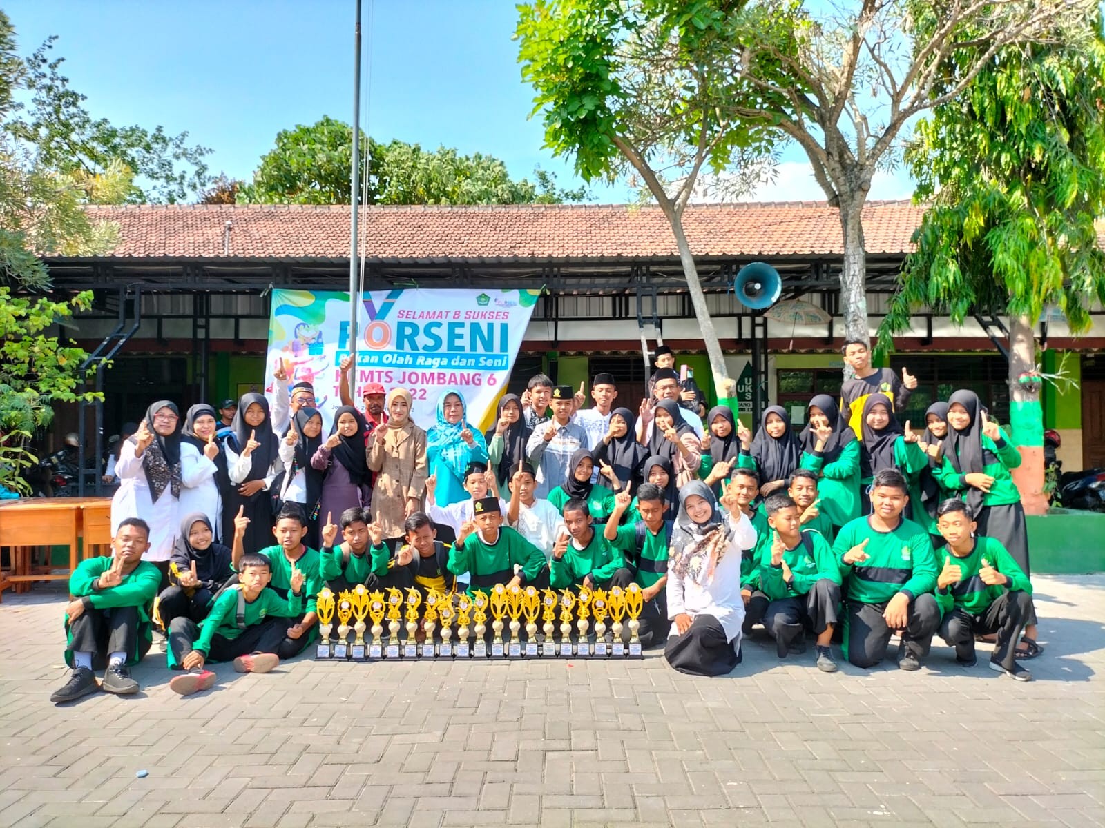 Tuan Rumah Seleksi Porseni KKM MTs Jombang 6, MTsN 12 Jombang memboyong Piala  Juara 1 Terbanyak.